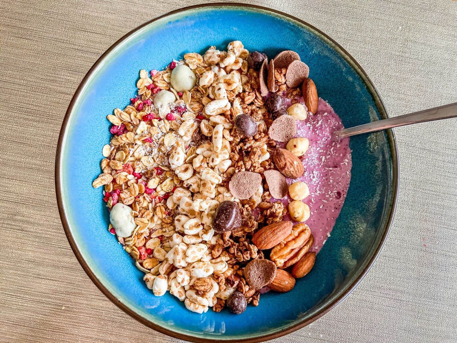 Recept Gezonde Smoothie Bowl Van Rood Fruit Met Toppings Mamazetkoers